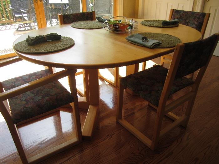TABLE WITH 2 LEAVES 6 CHAIRS, 2 ARMS AND 4 SIDES YELLOW BIRCH FROM POMPANOOSUC MILLS