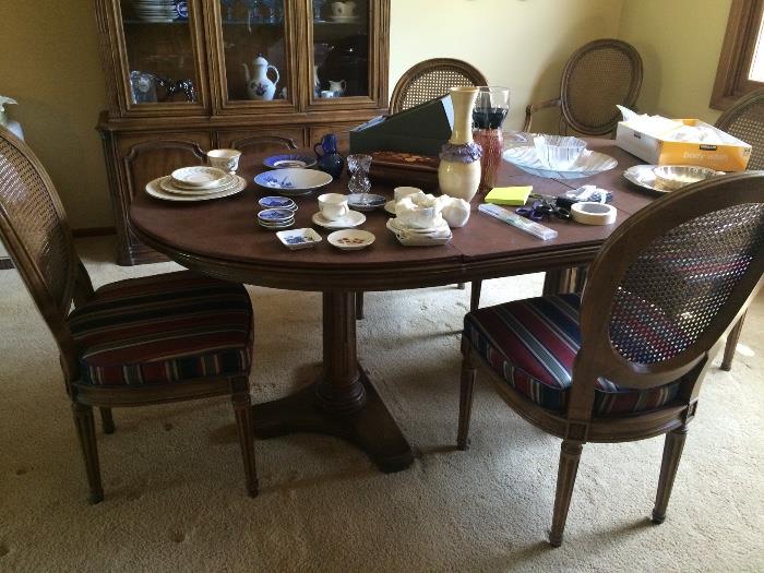HENREDON DINNING ROOM TABLE /CHAIRS