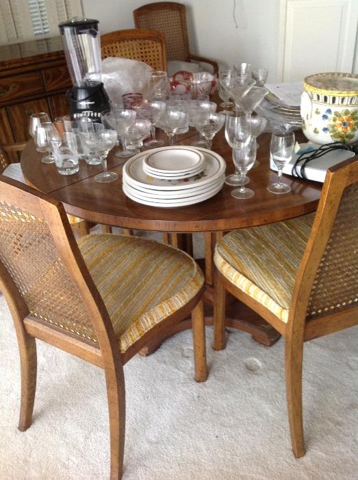 Drexel dining room set in beautiful condition