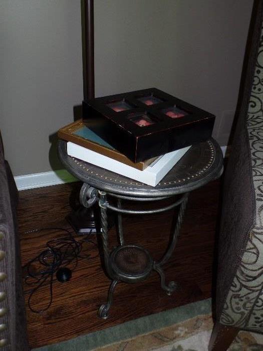 little side table -too cute!