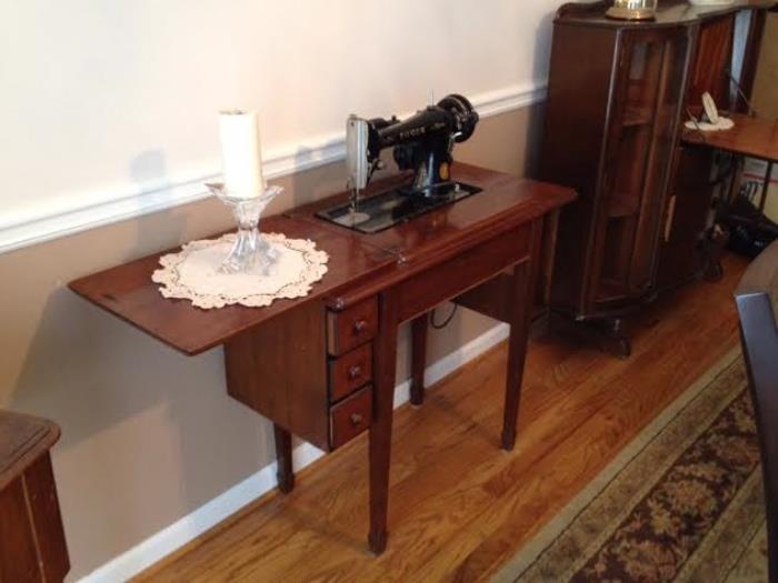 Antique Singer Sewing Machine~ Electric and does work well.