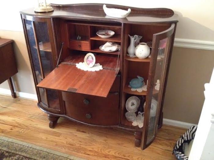 China hutch~ In good condition.