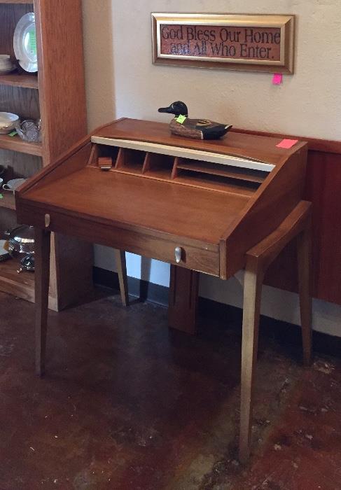 Adorable mid-century Drexel roll top desk. 