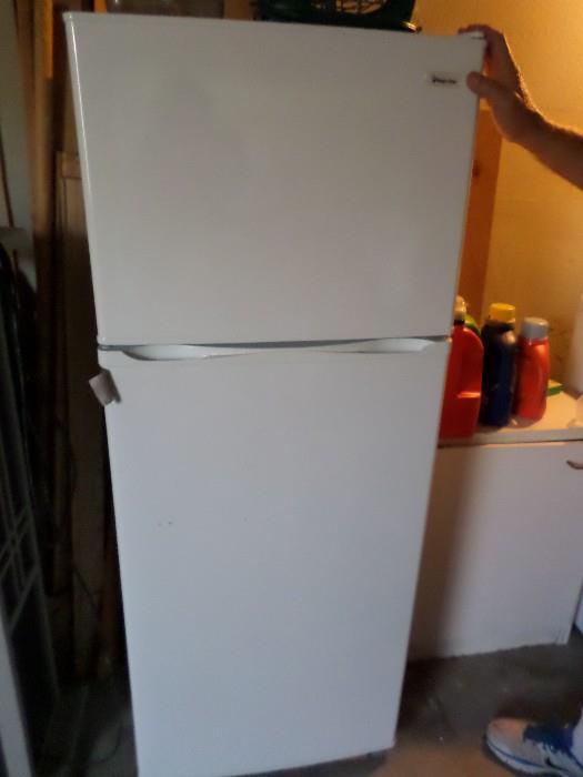 Magic Chef 10 cu. ft refrigerator with top freezer