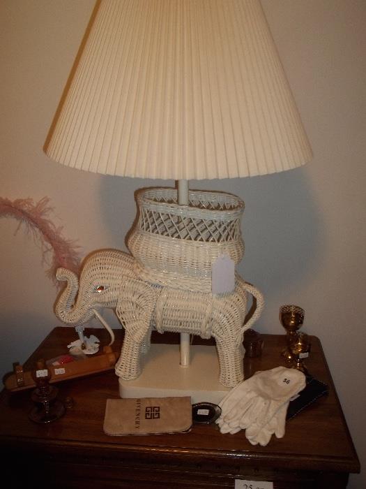 Wicker elephant lamp