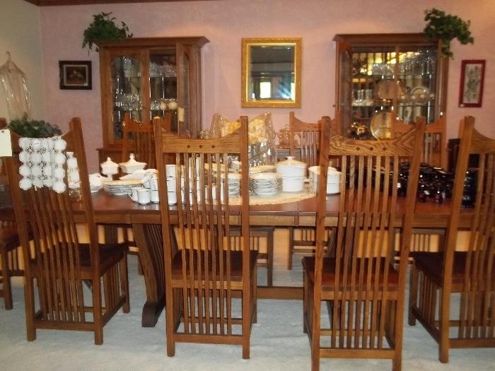 Wonderful Arts & Crafts style Solid Oak Dining Room Table with 10 Chairs