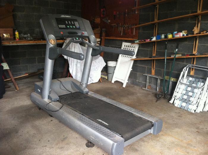 Life Fitness T9i treadmill with Flex Deck shock absorption system. Has been tested, works perfectly.