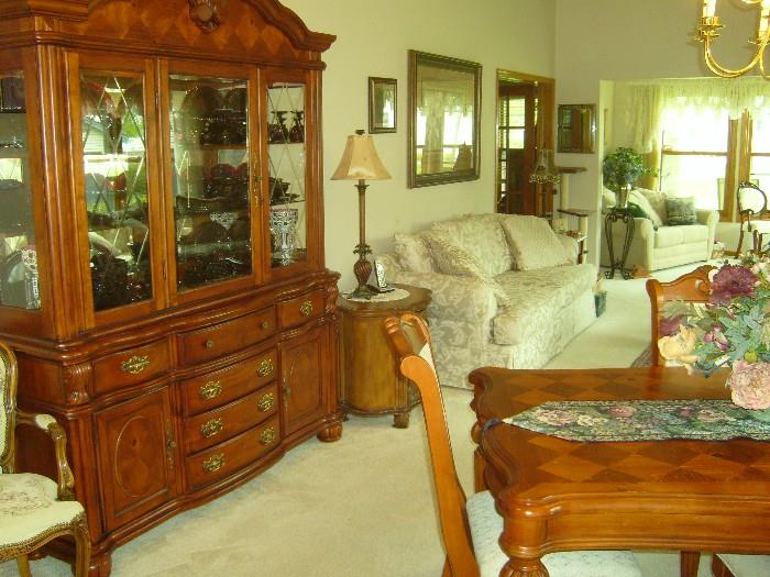 Broyhill Dining Room Set and China Hutch, 4 Upholstered Chairs, Excellent Conditions, Beautiful