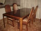 Dining Table w/2 Leaves & 6 Chairs