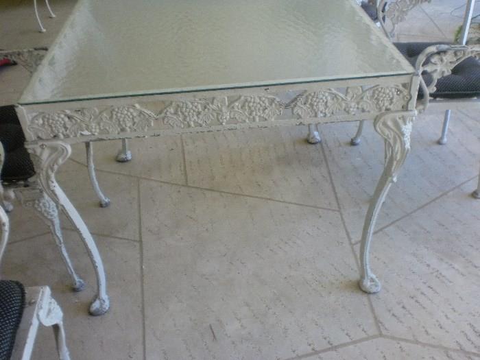 FANCY CAST ALUMINUM TABLE WITH 4 CHAIRS