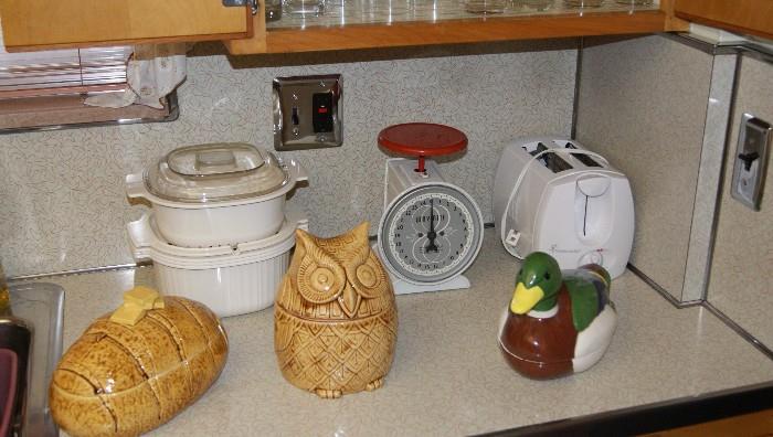 Vintage kitchen scale and other kitchen items