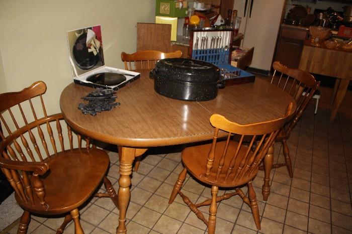Great Kitchen Table with Leaves and 6 Chairs