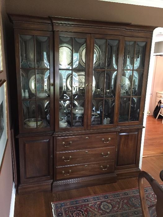 Beautiful Ethan Allen Hutch