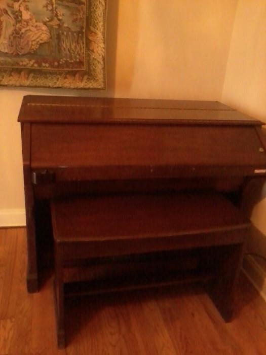 antique C-3 hammond organ