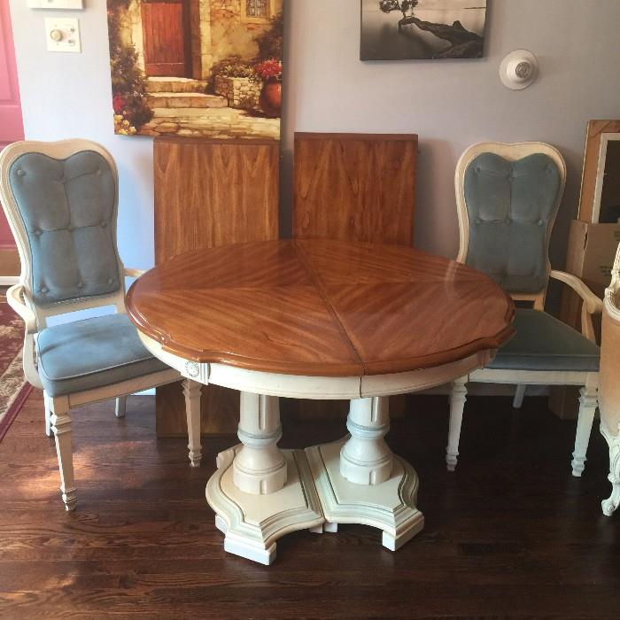 French Provincial Table with Leaves and 2 Chairs