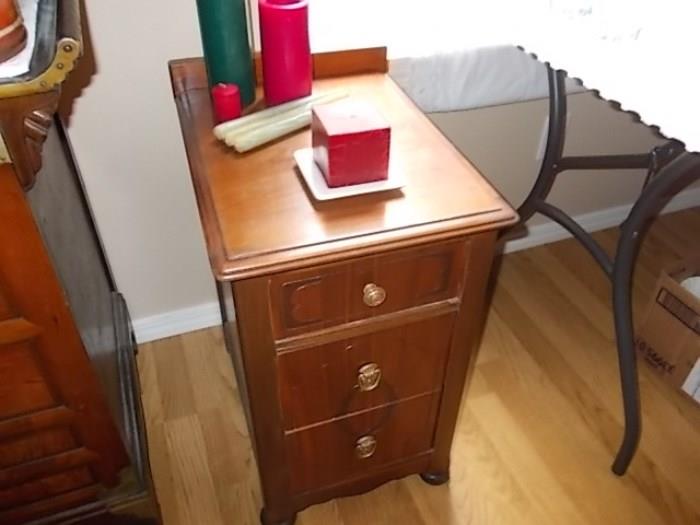 Small vintage 3-drawer stand.