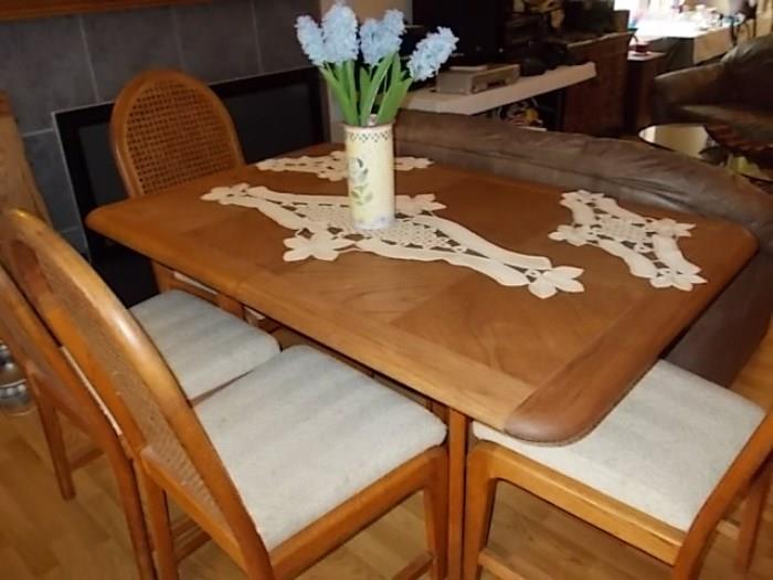 Oak table with leaf and 4 chairs