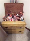 Neat Trunk/chest/whatever... cool item! Loaded with Beanie Babies