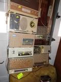 Many vintage radios (Most work)