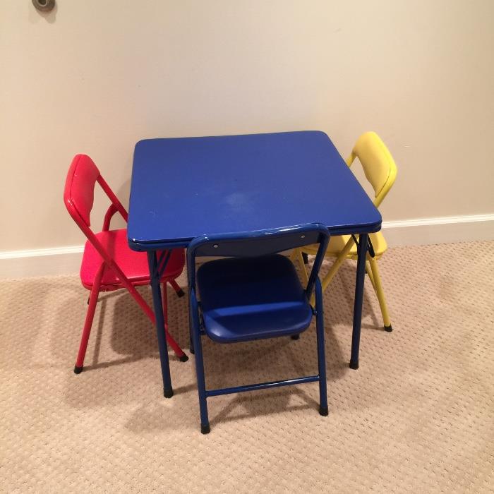 child's table w/3 chairs