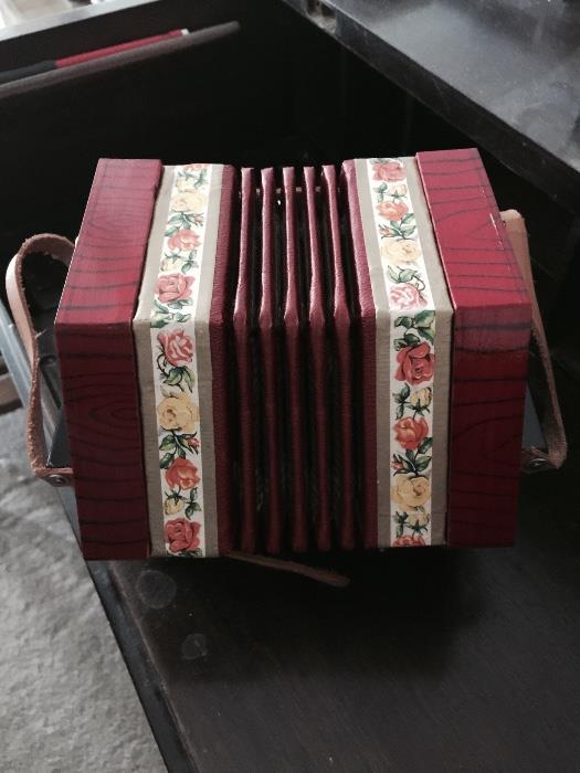 concertina  (squeeze box)