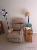 Correction: La Z Boy Recliner (BeigeLeather) Excellent Condition