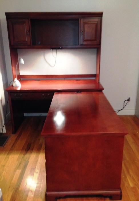 Bassett solid wood beauty . Cherry finish quality office at home 