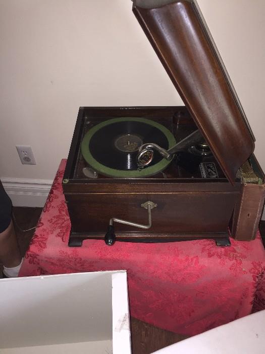 ANTIQUE VICTOR RECORD PLAYER