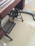 ANTIQUE SINGER SEWING MACHINE