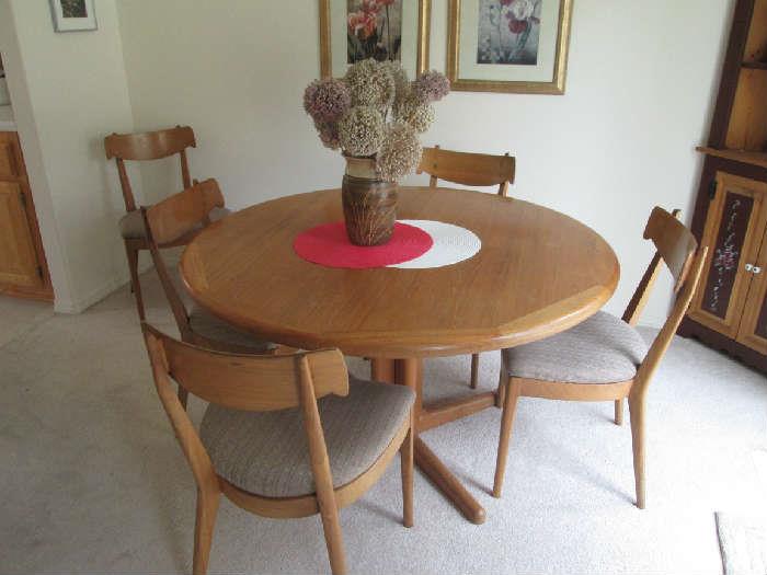 beautiful Mid Century Modern dining set, round with 2 leaves to make it oval, and 7 chairs