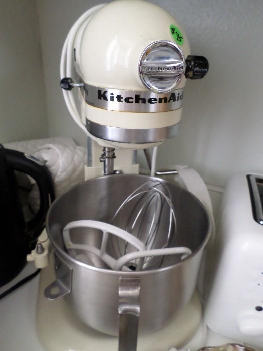 KitchenAide Mixture with Stainless Bowl & 3 attachments