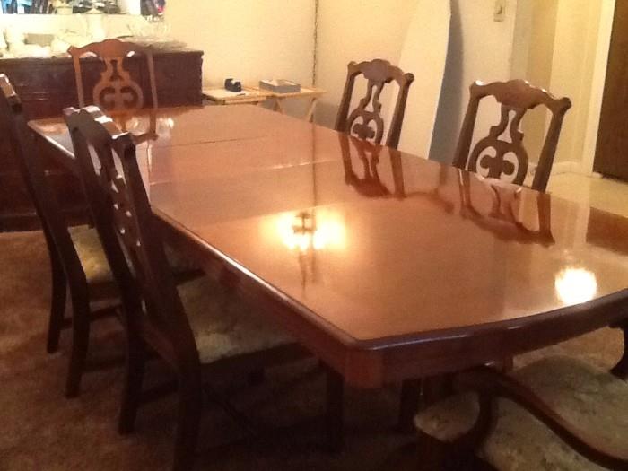 Dining Room Table with 6 Chairs and 2 Leaves. Seats 10. Very Good Condition