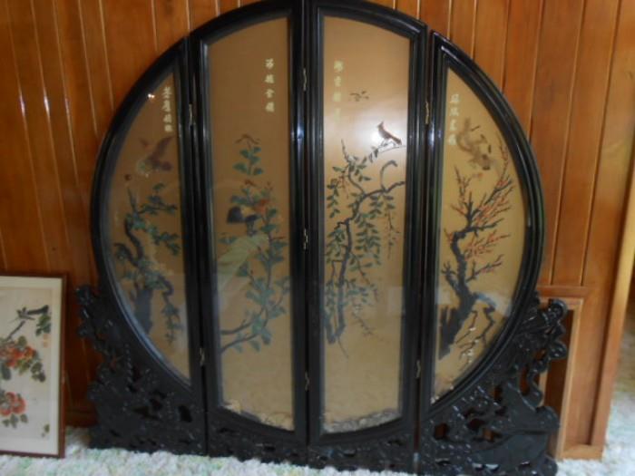 Multi panel screen in the round