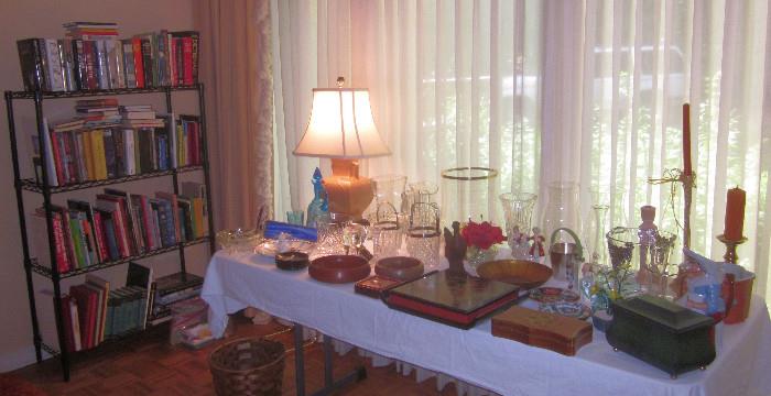 More decorative items and books.