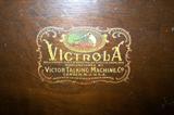 Antique Victrola--looks good, works (needs needle).