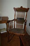 Many antique furniture pieces.