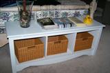 Storage bench with 3 pull-out baskets.