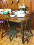 Oak dining room table with 4 chairs.
