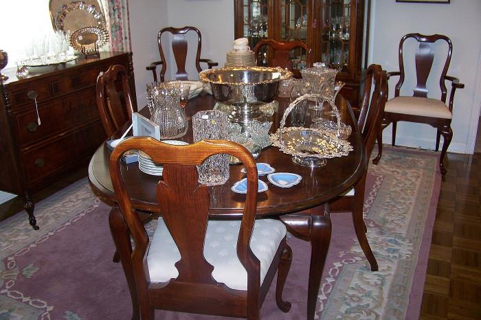 Beautiful mahogany Queen Anne dining table with 6 chairs