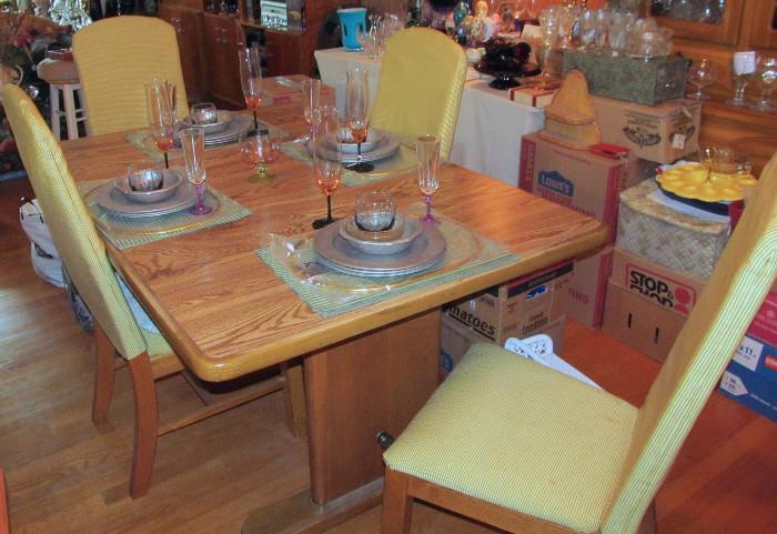 LOVELY DINNING ROOM TABLE/W EXTENSION AND 4 UPHOLSTERED CHAIRS