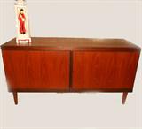 Mid Century Modern Sideboard/Cabinet