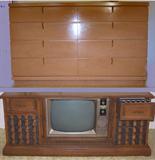 Mid Century Modern Chest of Drawers and Vintage Combo TV and Radio-Radio in excellent working condition
