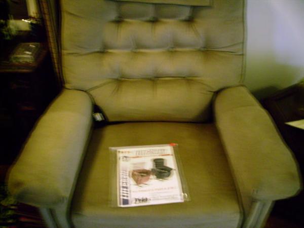 LOVELY NEARLY NEW ELECTRIC LIFT CHAIR BY PRIDE MOBILITY