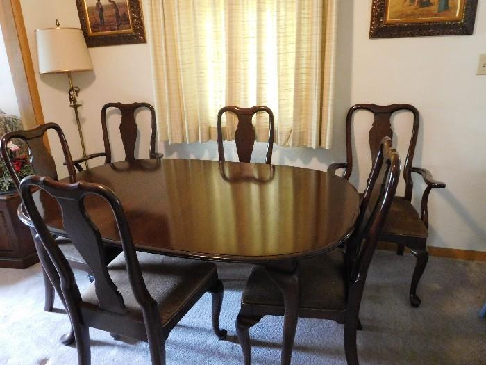 Beautiful Ethan Allen Dining Room Table, Chairs and China Hutch. Beautiful condition
