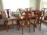 maple trestle table w/8 chairs / great piece