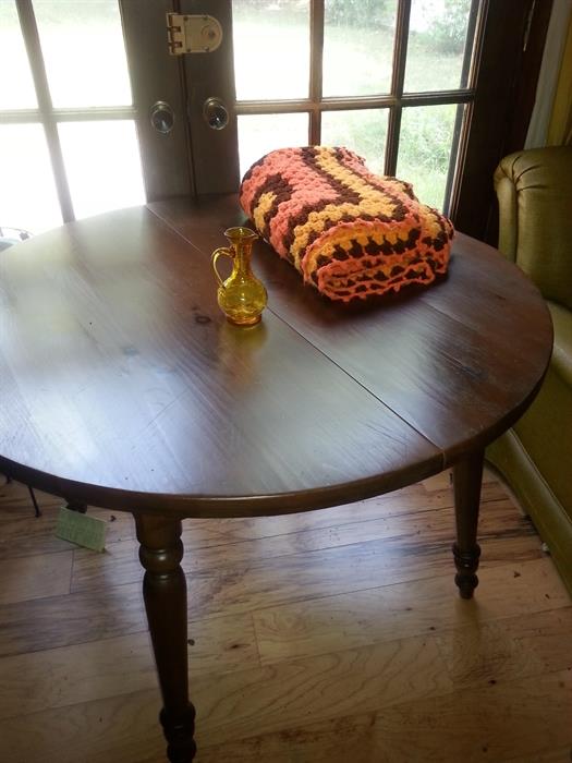 Round dining table with leaf