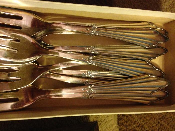 Outstanding Deco-style silverplate full set with wooden box: WMF-Facher pattern