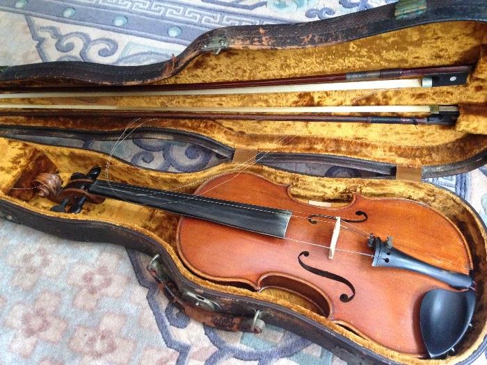 Vintage German Otto Schoenfelder violin with two bows