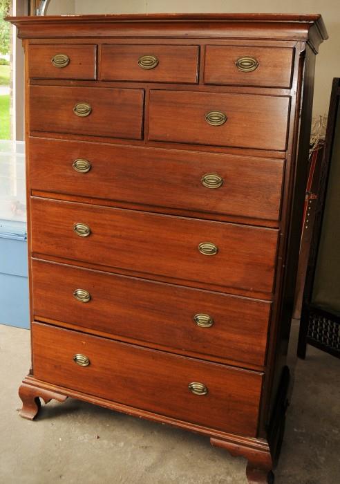 Tall Chest of Drawers, Chippendale, Great Surface, Exceptional Drawer Graduation
18th Century
Walnut, old dry surface
