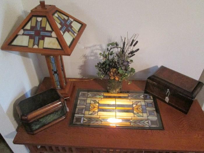 The light under the stained glassdoes not go with the table (just for showing the colors in stained glass)